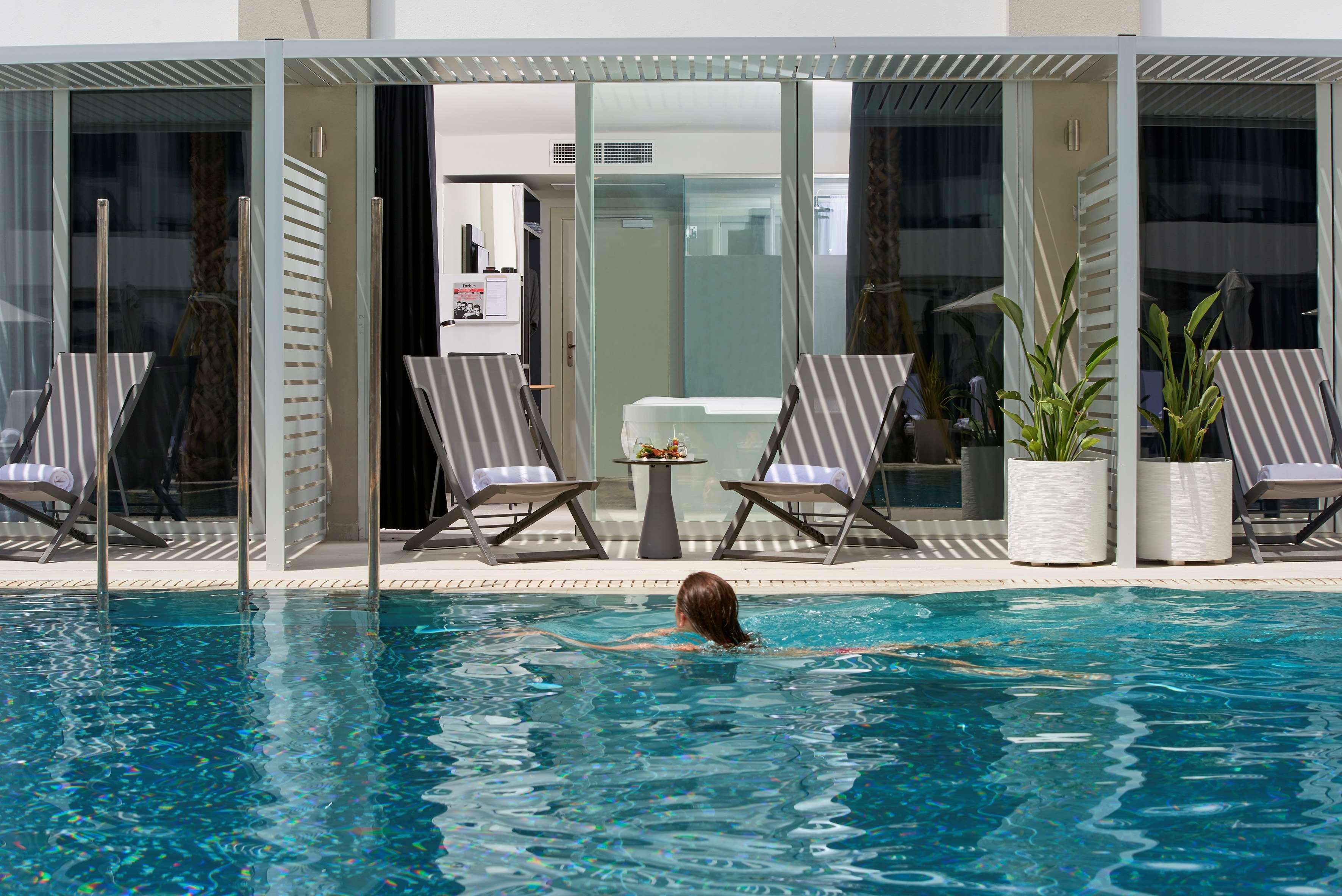 Innside By Melia Palma Bosque Esterno foto A woman swimming in a pool