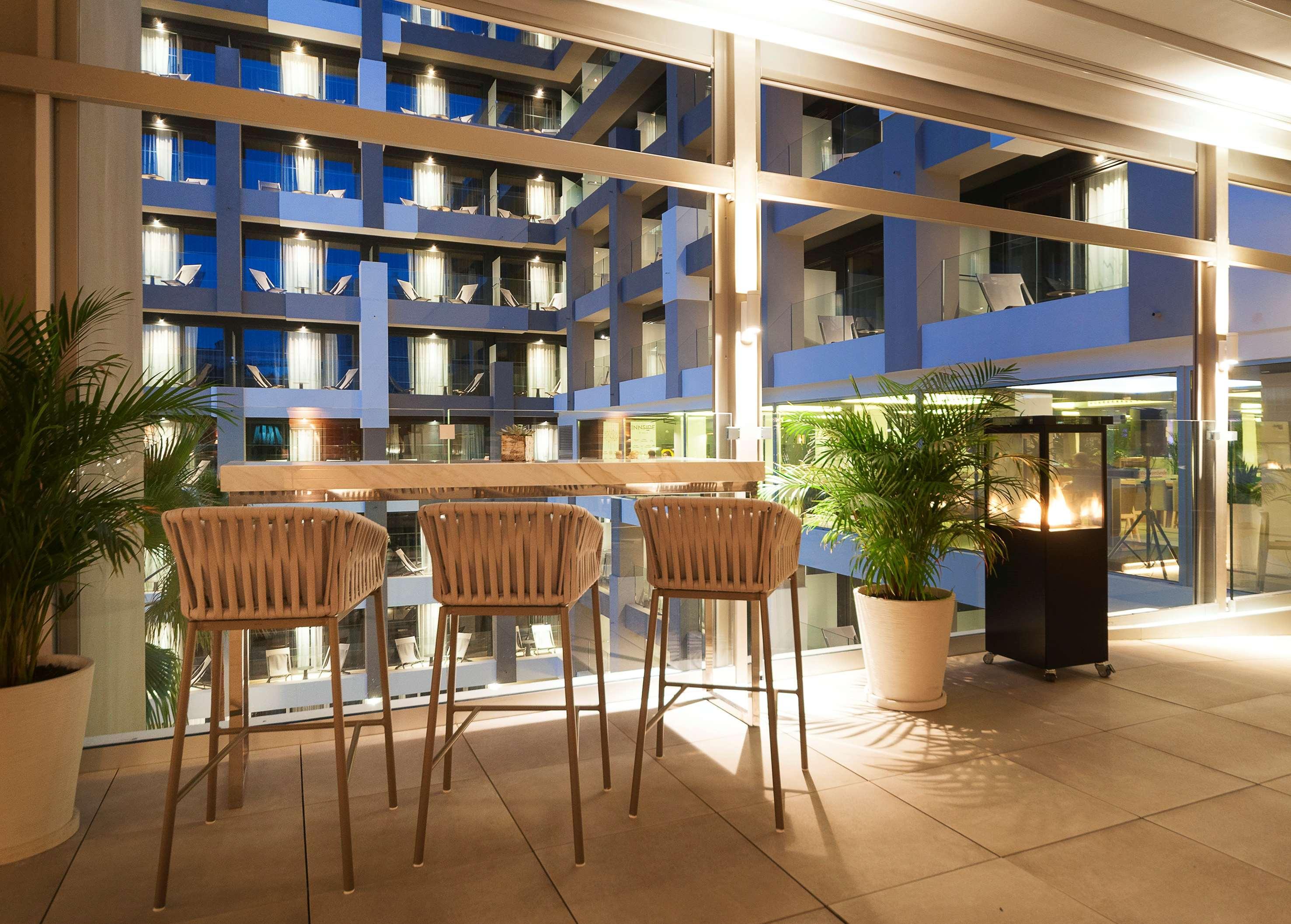 Innside By Melia Palma Bosque Esterno foto The hotel has a terrace with a fireplace