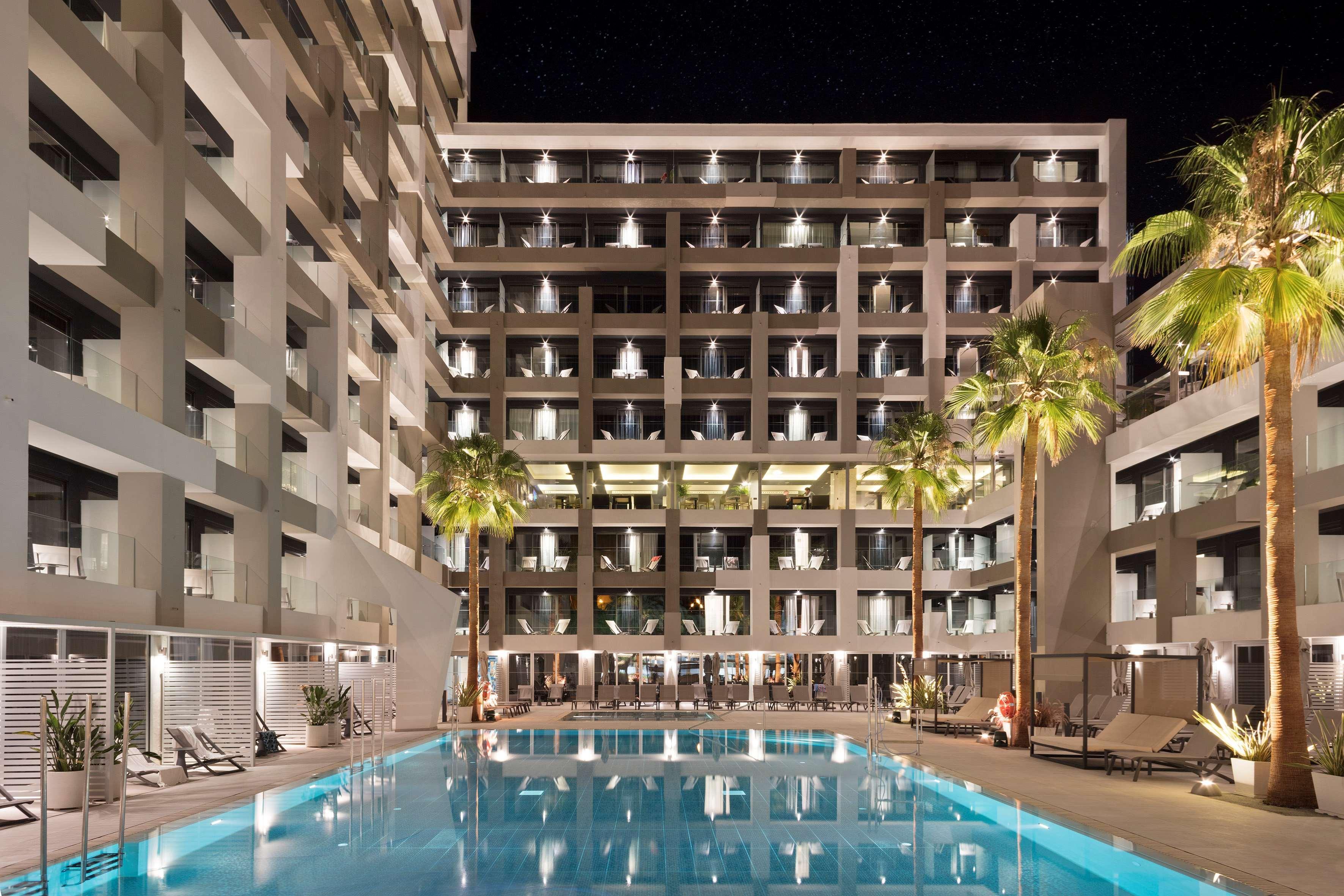 Innside By Melia Palma Bosque Esterno foto The hotel at night