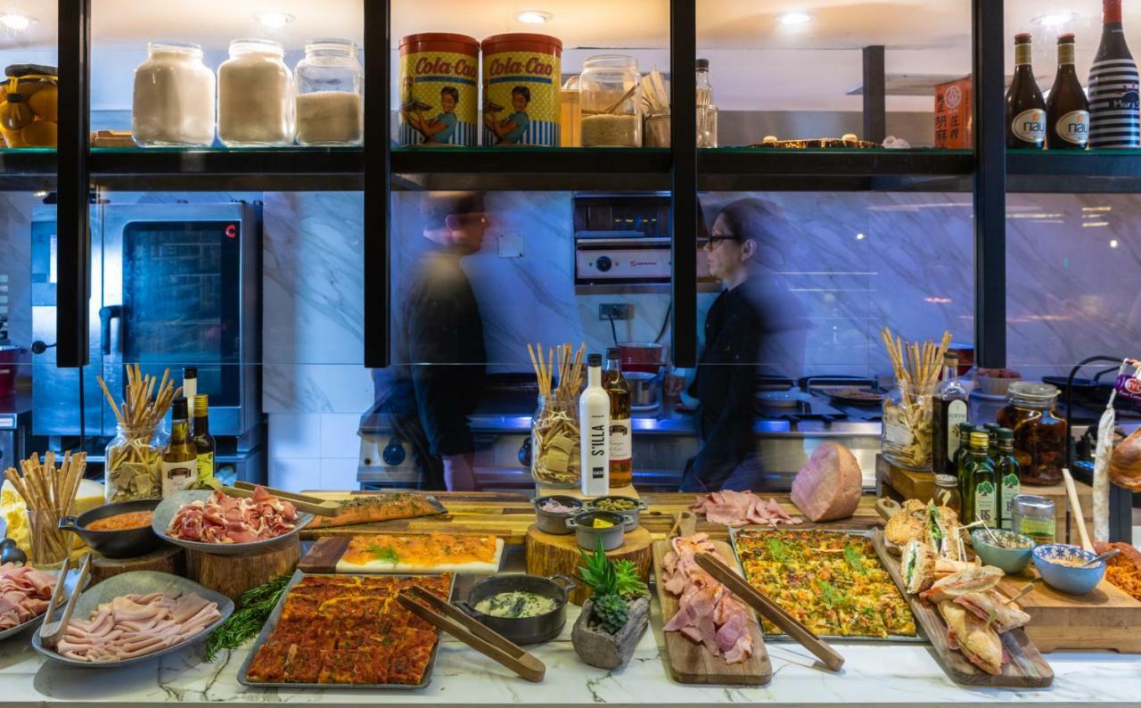 Innside By Melia Palma Bosque Esterno foto The restaurant's buffet