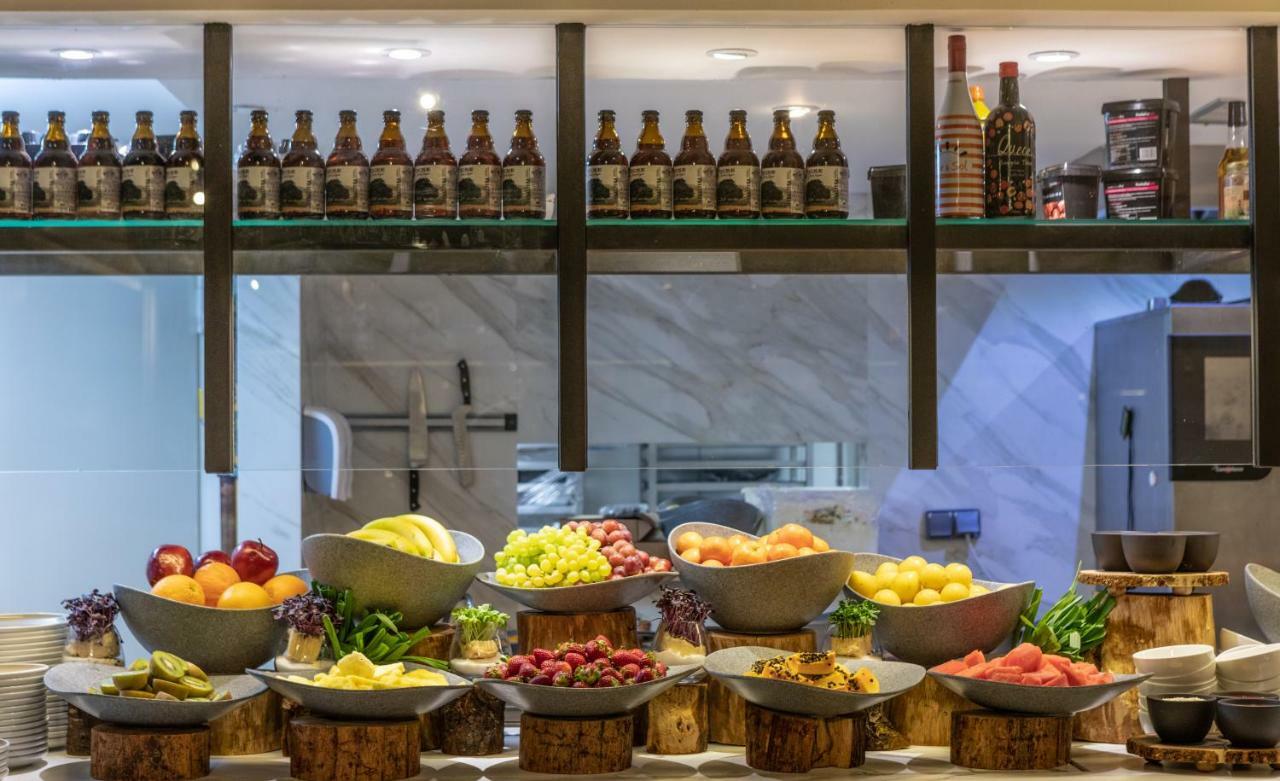 Innside By Melia Palma Bosque Esterno foto Breakfast buffet at the hotel